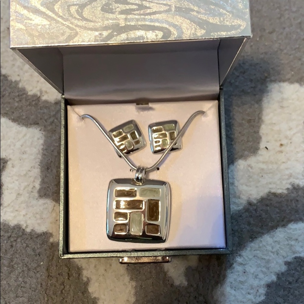 Necklace and earring set